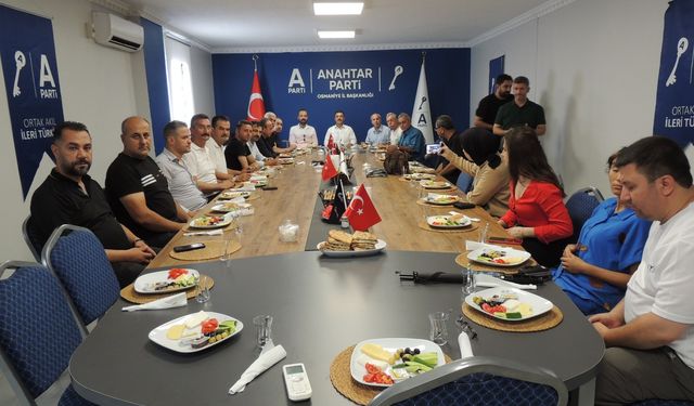Osmaniye Anahtar Parti İl Teşkilatı Basın Bayramı Programı Düzenledi: Mehmet Aslan Gazetecilerin Halkın Gözü ve Kulağı Olduğunu Vurguladı