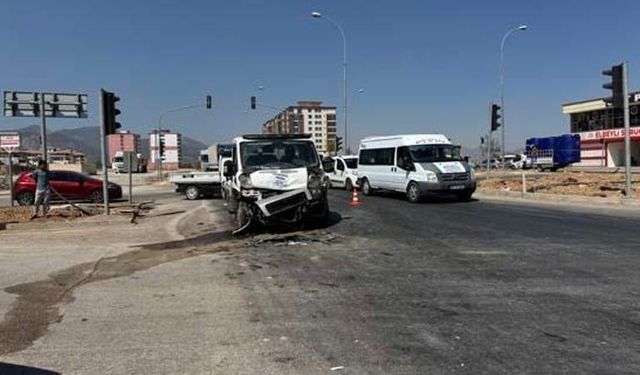 Hatay Hassa’da düğün yolunda ölüm yolculuğu: 3 kişi yaşamını yitirdi, 2 kişi yaralandı