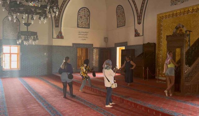 Bu Ne Hadsizlik! Van’daki Mimar Sinan Eseri Hüsrev Paşa Camii’nde Şortlu Fotoğraf Skandalı