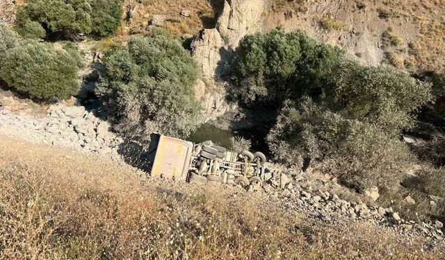 Hakkâri Yüksekova’da Uçuruma Yuvarlanan Kamyonda 1 Kişi Hayatını Kaybetti, Olay Yerinde İnceleme Başlatıldı
