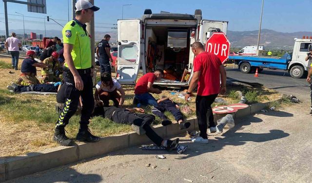 Manisa Alaşehir’de Ambulansla Otomobil Korkunç Çarpışması! 2’si Ağır 7 Yaralı, Hayat Mücadelesi Hastanede Sürüyor