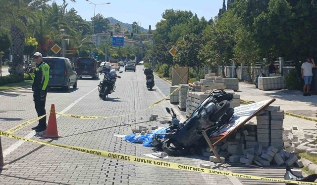Direksiyon Hakimiyetini Kaybeden Motosiklet Sürücüsü Çalışma Levhasına Çarparak Feci Şekilde Hayatını Kaybetti
