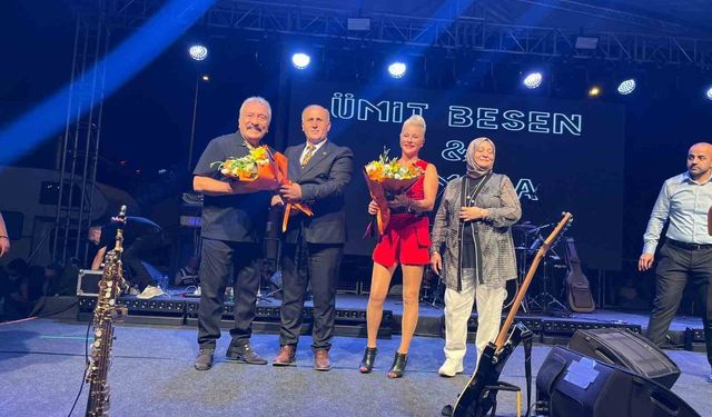 Aydın İncirliova’da Ümit Besen ve Pamela’dan Zafer Bayramı Gecesinde Unutulmaz Müzik Şöleni