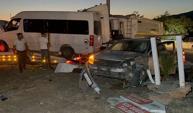 Adıyaman-Kahta Karayolu’nda minibüs ve otomobil çarpıştı: 12 yaralı hastaneye kaldırıldı