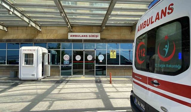 "Çorum’da Genç Kızlar Arasında Sokak Ortasında Kanlı Hesaplaşma: 5 Bıçak Darbesiyle Ölümden Döndü!"