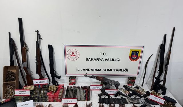 Evi Cephaneliğe Çevirmişler! Sakarya’da Kalaşnikoflar ve Binlerce Mermi Jandarmayı Şaşkına Çevirdi
