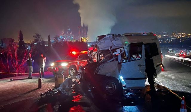 Muğla’da Düğün Yolculuğu Faciayla Bitti! Minibüs Tıra Çarptı, 1 Kişi Öldü 10 Yaralı