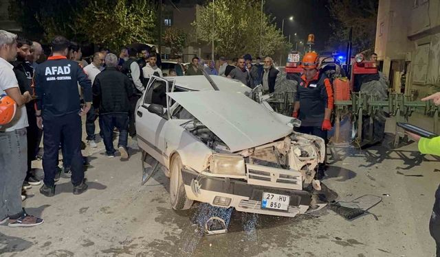 Adıyaman’da feci kaza! Traktörle çarpışan otomobil hurdaya döndü, sürücü ağır yaralı