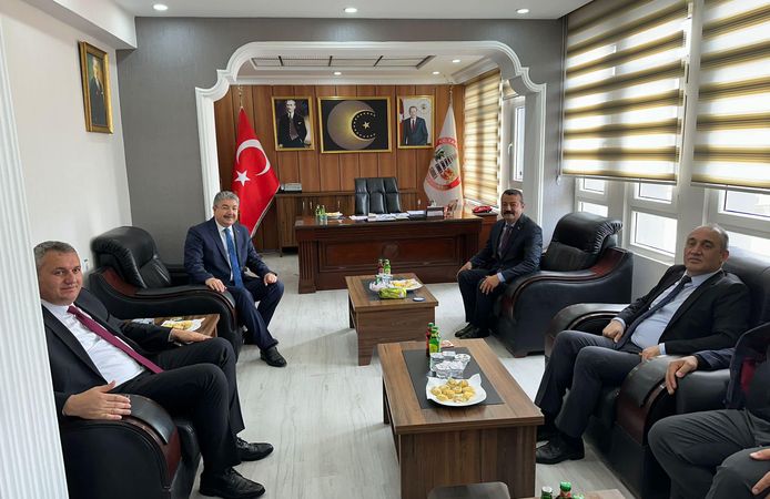 Osmaniye Valisi Sayın Erdinç Yılmaz, Yarbaşı Belediye Başkanı Aksoy'a hayırlı olsun ziyaretinde bulundu