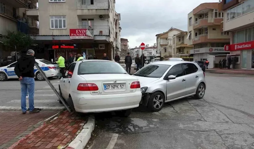 Antalya'da 2 Otomobil Çarpıştı, 1 Kişi Yaralandı