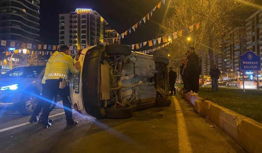 Diyarbakır’da seyir halinde el freni çekilen otomobil takla attı