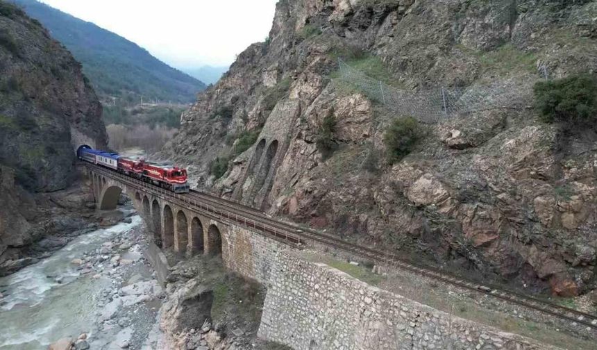 Kara Elmas Ekspresi’nin Bolkuş Demiryolu Köprüsü üzerinden geçişi havadan görüntülendi