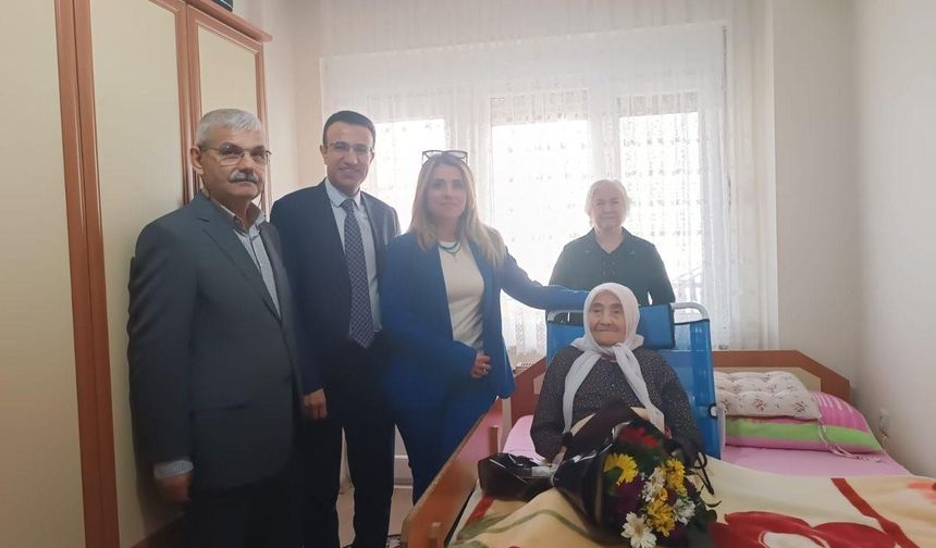 Kaymakam Akpay’dan 106 yaşındaki Zehra nineye ziyaret