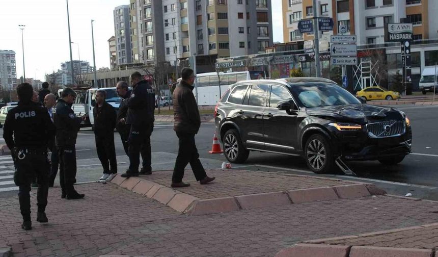 Kayserispor Başkanı Ali Çamlı'nın Cipinin Karıştığı Kaza: Mobilet Sürücüsü Ağır Yaralandı