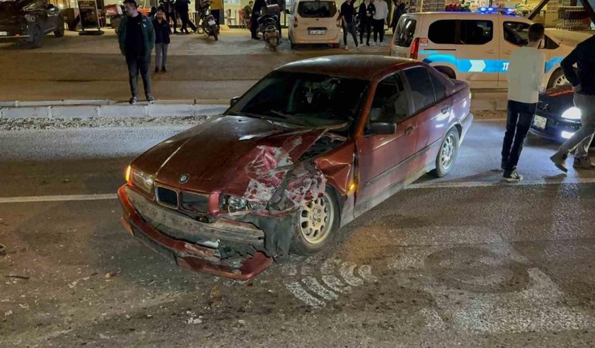 Otomobil kırmızı ışıkta bekleyen minibüse çarptı: 1 yaralı