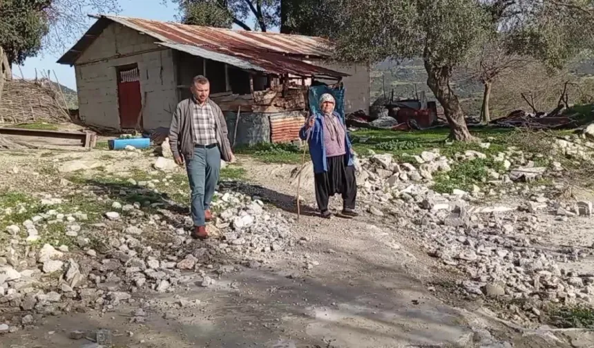 Depremzede Aile, İzin Alamadığı İçin Yıkılan Evinin Yerine Ev Yapamıyor