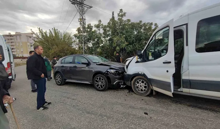 Ataşehir'de Korkunç Kaza: Servis Aracı ve Otomobil Çarpıştı, 3 Kişi Yaralandı!