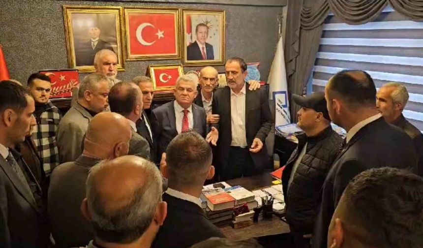 Eski Başkan MHP'li Milletvekiline Çiçek Fırlattı