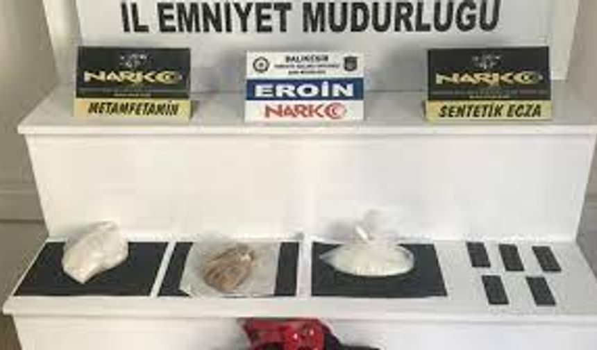 Balıkesir'de Kadın Kol çantasına Gizlenmiş Uyuşturucu Operasyonu: 2 Zanlı Gözaltına Alındı