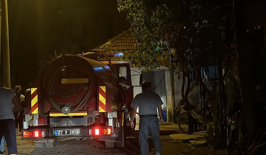 Kumluca'da İki Katlı Evde Yangın Çıktı