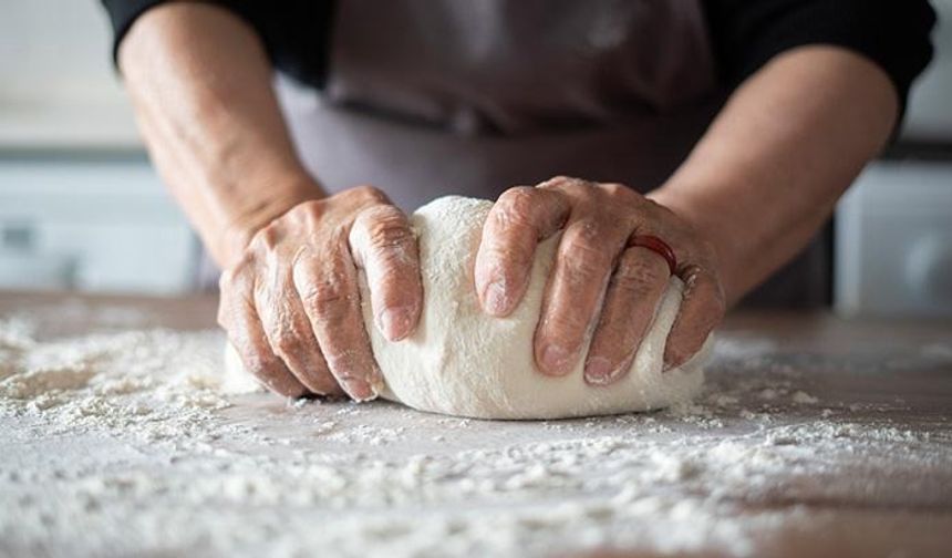 Fırında pizza yaparken hamurun çıtır çıtır olmasını sağlayan etkili yöntemler nelerdir, mükemmel sonuçlar için hangi sırları uygulamalısınız?