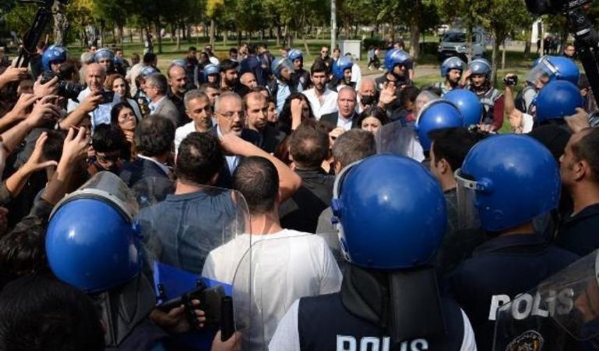 Diyarbakır'da DEM Partililerin Miting Gerginliği PKK Sloganları Atıldı Arbede Yaşandı