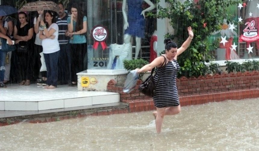 Adana’da Sağanak Yağış Neden Kent Yaşamını Durma Noktasına Getirdi?