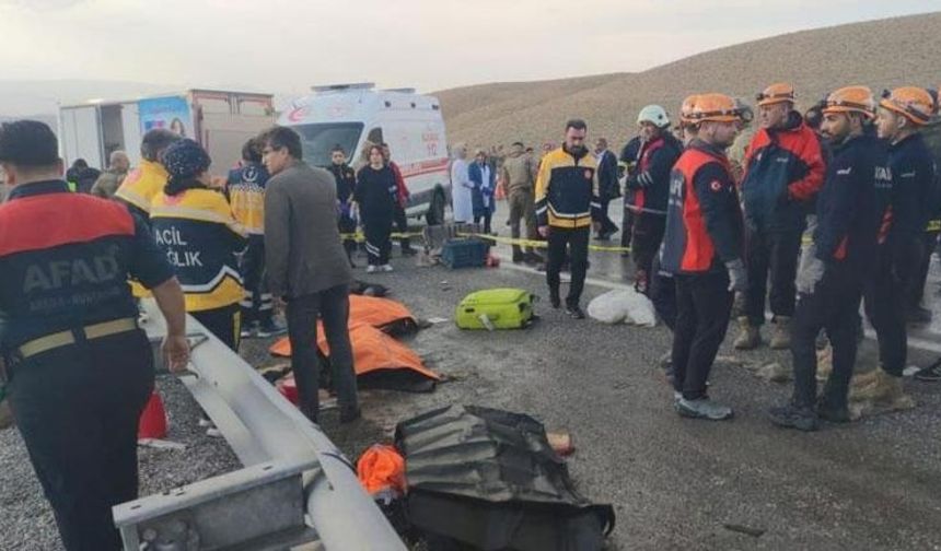 Van'da Kan Donduran Kaza: Kamyonetle Minibüs Çarpıştı, 6 Ölü, 8 Yaralı