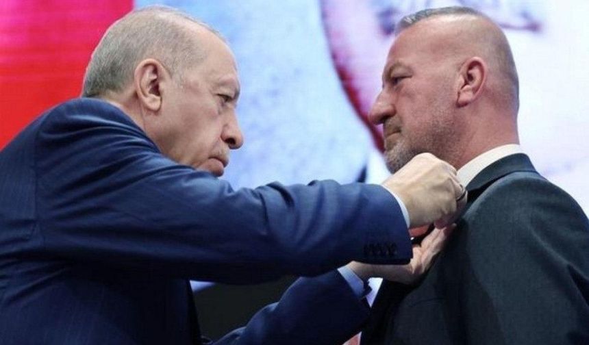 İYİ Parti’den Ayrılan İki Belediye Başkanı AK Parti’ye Katıldı: Cumhurbaşkanı Erdoğan Rozetlerini Törenle Taktı