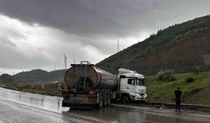 Osmaniye Bahçe İlçesinde Yağış Nedeniyle Kontrolden Çıkan Mazot Yüklü Tanker Bariyerlere Çarptı