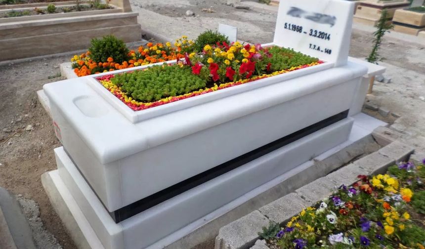 Rüyada Mezar Görmek Ne Anlatır? Ruhsal Bir Uyanışın İşareti Mi?