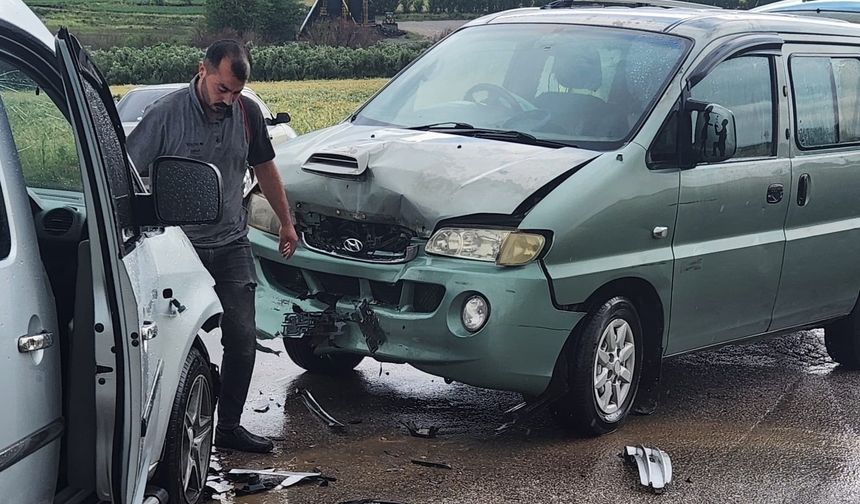 Osmaniye'nin Düziçi ilçesinde minibüs ile ticari aracın karıştığı trafik kazasında 1 kişi yaralandı