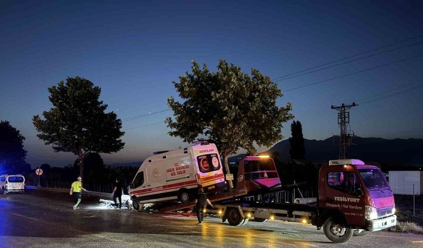 Bursa'da Kan Donduran Kaza: Ambulansla Çarpışan Otomobil Paramparça Oldu, Sürücü Ağır Yaralı!