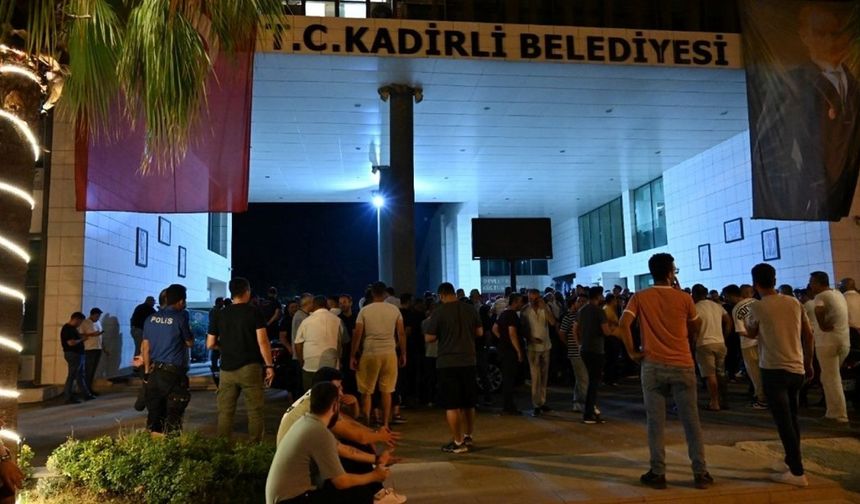 Osmaniye’de Gerilim: Kadirli Belediyesi'ne Taşlı Saldırı Düzenlendi, Polis Harekete Geçti