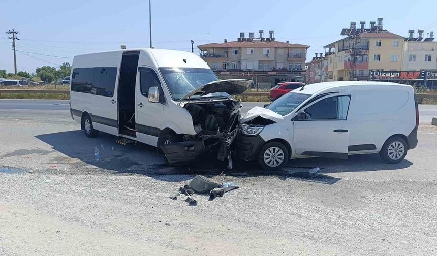 Manavgat D-400 Karayolunda Tur Aracı ile Hafif Ticari Araç Kafa Kafaya Çarpıştı: 6 Kişi Yaralandı