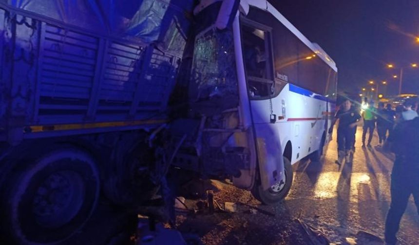 Manisa Turgutlu’da Gece Yarısı Feci Kaza: İşçi Servis Minibüsü Park Halindeki TIR’a Çarptı, 5’i Ağır 20 Yaralı Var