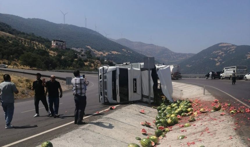 Osmaniye Bahçe’de Trafiği Felç Eden Kaza: Karpuz Taşıyan Kamyon Devrildi, Yaralı Hastaneye Kaldırıldı