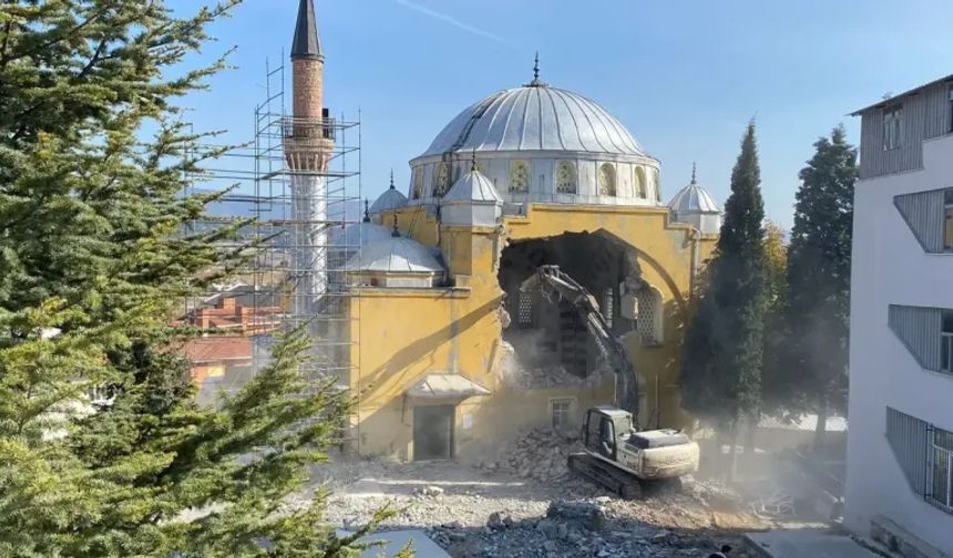 "Rüyada Caminin yıkıldığını Görmek Ne Demektir? Hayatınızda Hangi Temeller Sarsılıyor?"