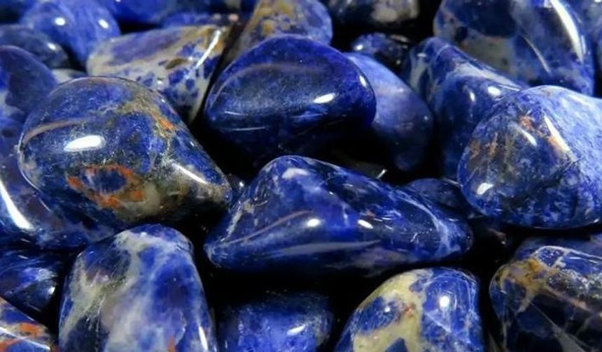 Sodalit Taşının Enerjisi Hangi Çakraları Etkiler? Burçlarla Uyumu Nasıldır?