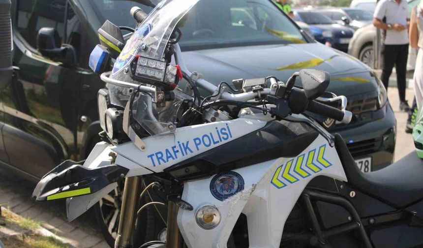 Aydın’da Şok Kaza! Görevdeki Polis Motosikletle Otomobile Çarptı, Yaralı Polis Hayatını Zor Kurtardı!