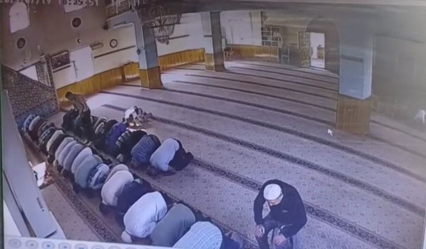 Kayseri’de Camide Namaz Sırasında Kan Donduran Cinayetin kamera görünüleri ortaya çıktı
