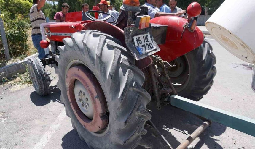 Burdur Gölhisar’da Kavşakta Can Pazarı: Traktör ve Hafif Ticari Araç Çarpıştı 7 Yaralı Hastaneye Kaldırıldı!