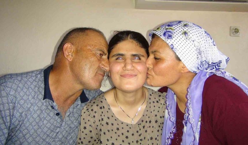 Annesi Okudu, O Ezberledi: Görme Engelli Nazalin YKS'de İlk 10 Bine Girdi, Azmi Alkış Topladı!