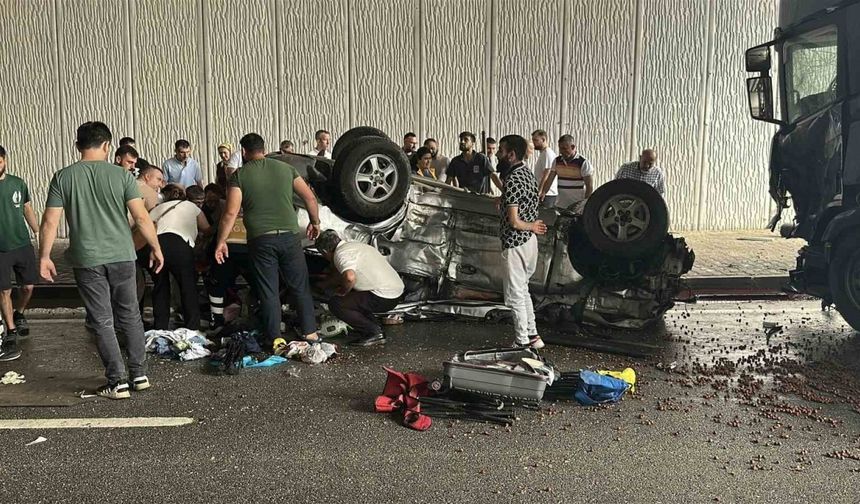 Kastamonu'da Kontrolünü Kaybeden Otomobil Karşı Şeride Geçip Tırla Çarpıştı: 3 Kişi Hayatını Kaybetti, 4 Kişi Ağır Yaralandı