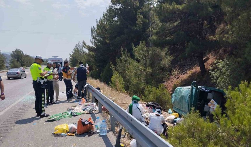 Sivas Koyulhisar’da D-100 Karayolunda Takla Atan Minibüste 13 Kişi Yaralandı