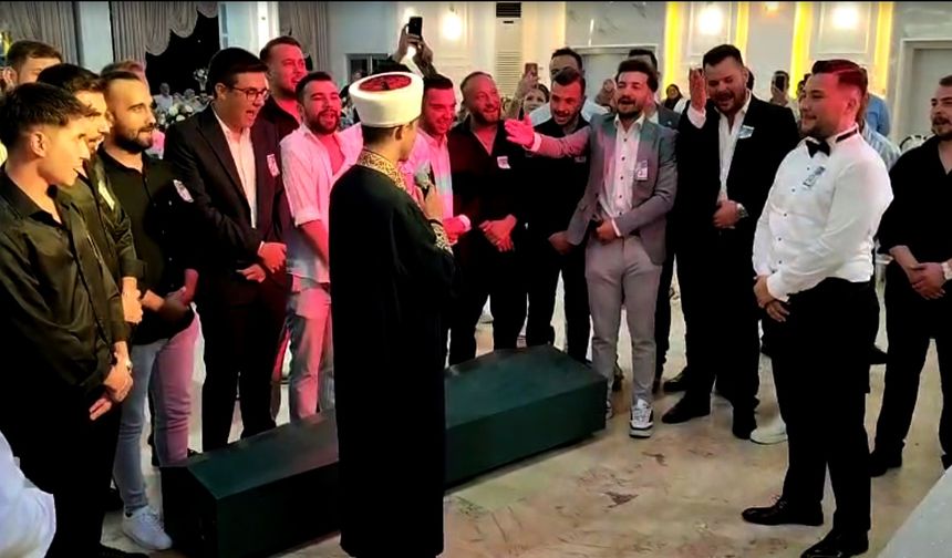 Düğünde Tabutla Girdiler! Arkadaşlarının Şakasıyla Damat Helallik İstedi, Gelin Gözlerine İnanamadı