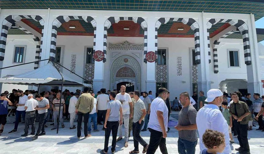 Osmaniye’nin Kalbine Selçuklu Mimarisi Dokunuşu: Cebelibereket Şehitlik Camii İlk Cuma Namazında Doldu Taştı