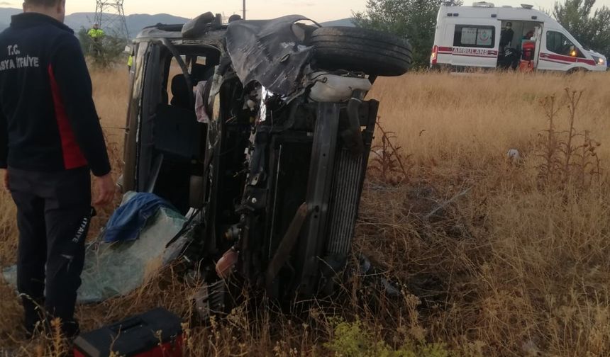 Amasya Kayabaşı Köyü Yolunda Trafik Kazası: Aynı Aileden 4 Kişi Hafif Ticari Araçla Şarampole Düştü, Yaralılar Hastaneye Sevk Edildi