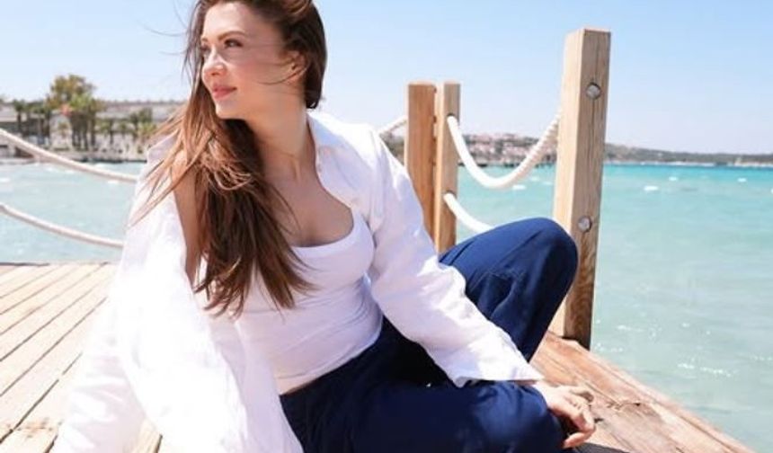 Ünlü Oyuncu Burcu Özberk’in Dekolteli Pozları Takipçilerini Büyüledi