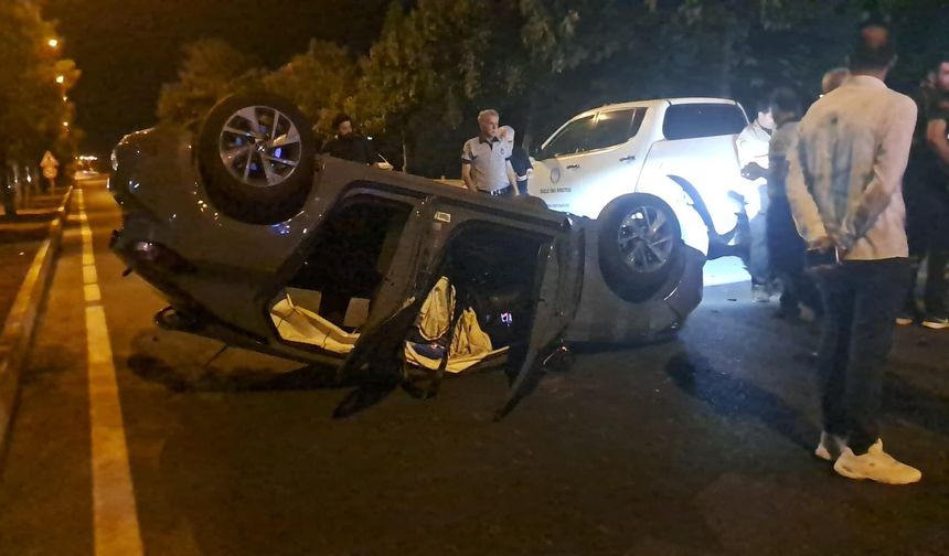 Diyarbakır Sur’da Feci Kaza: Park Halindeki Araca Çarpan Otomobil Takla Attı, 3 Kişi Hastaneye Kaldırıldı